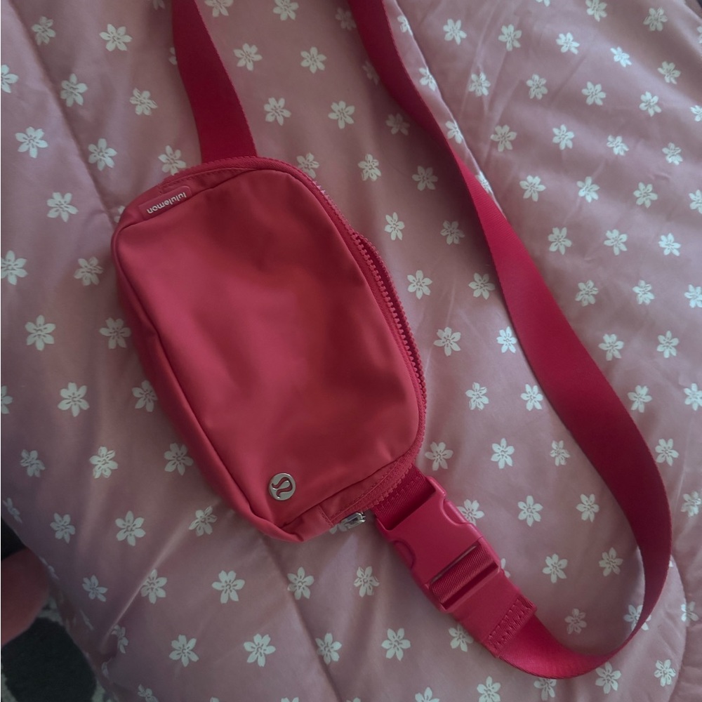 lululemon athletica pink fuchsia crossbody everywhere belt bag